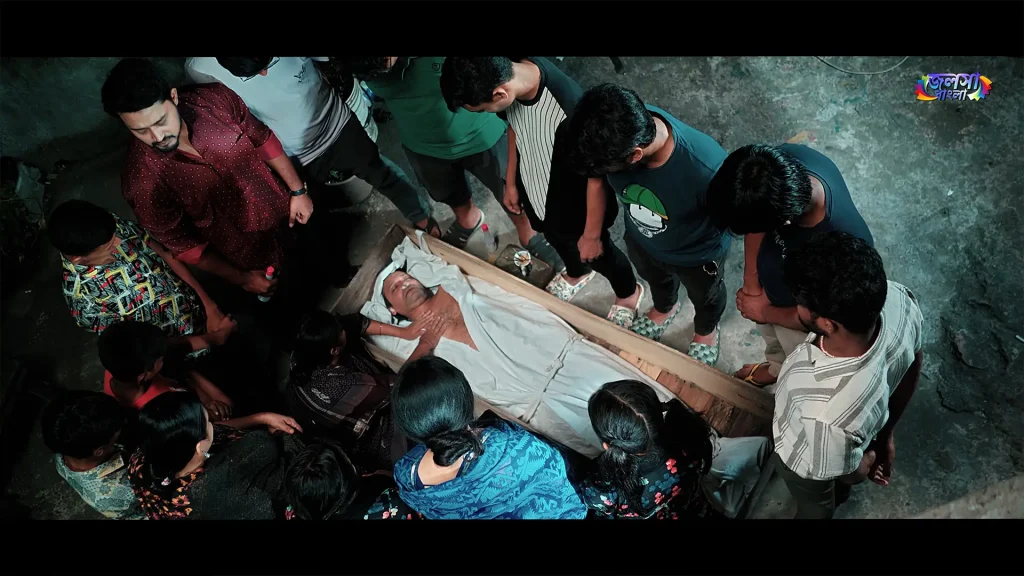 Apon Hoyeo Por drama still of mourners gathered around a man on a wooden cot