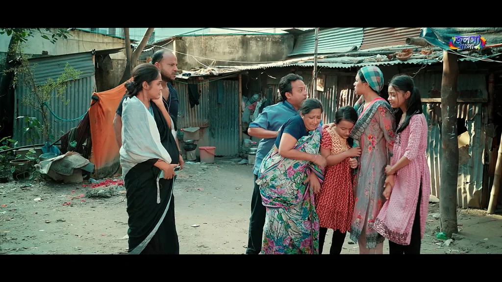 Apon Hoyeo Por still of family members confronting each other in a courtyard