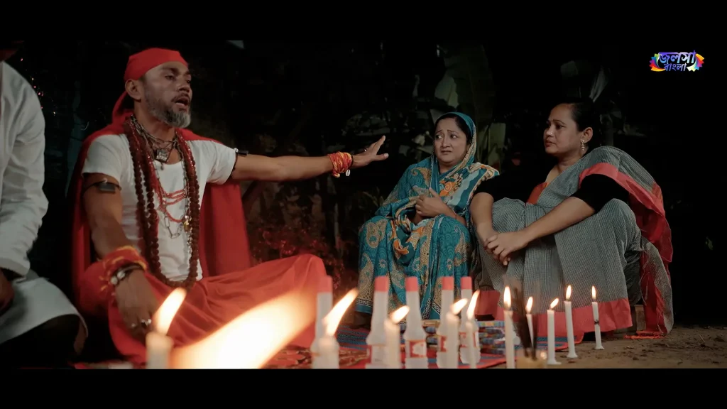 Apon Hoyeo Por still with a red-clad spiritual figure, candles and two concerned women