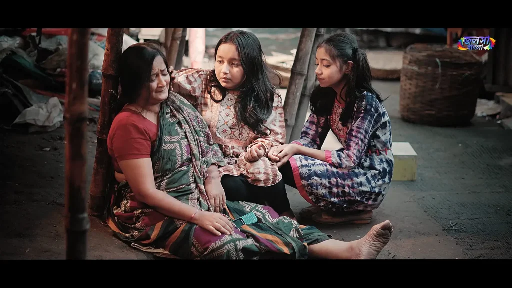 Apon Hoyeo Por still of a crying woman comforted by two young girls